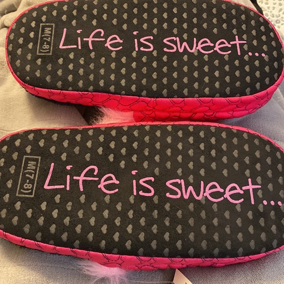 Super cute pink fuzzy slippers - Picture 2 of 3